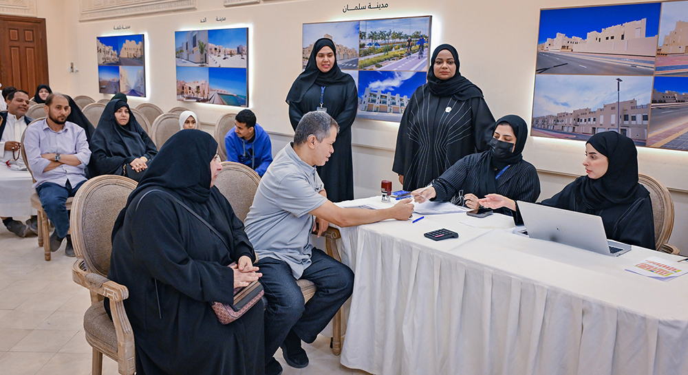 تنفيذًا لتوجيهات جلالة الملك المعظم وأمر سمو ولي العهد رئيس مجلس الوزراء وزارة الإسكان والتخطيط العمراني تواصل إجراءات السحب على وحدات المرحلة الثانية من مشروع مدينة سترة الإسكاني