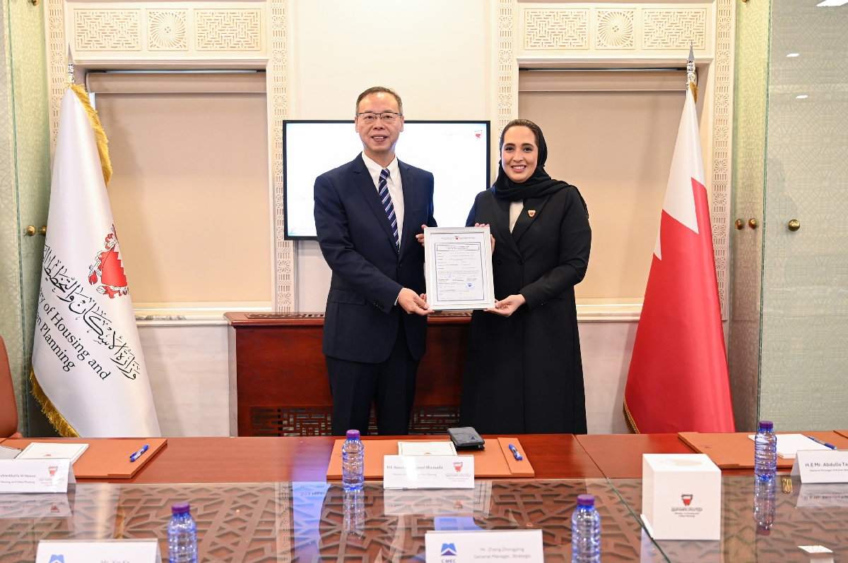 الوزيرة آمنة الرميحي مع  السيد زينج زونغبنغ مدير عام شركة سينيشور الصينية